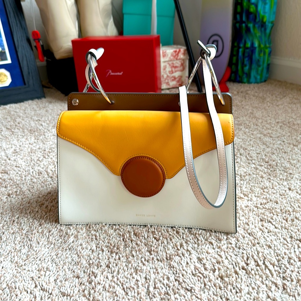 Love this bag, it is so art deco feeling.